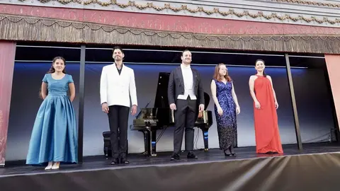 El escenario itinerante del Teatro Real de Madrid, conocido como ‘La Carroza del Teatro Real’, llegó este martes a la Plaza de San Marcelo de León, donde ofreció un recital de piezas populares de ópera y zarzuela con los jóvenes talentos del programa Crescendo. Foto: Campillo