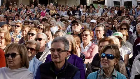 El escenario itinerante del Teatro Real de Madrid, conocido como ‘La Carroza del Teatro Real’, llegó este martes a la Plaza de San Marcelo de León, donde ofreció un recital de piezas populares de ópera y zarzuela con los jóvenes talentos del programa Crescendo. Foto: Campillo