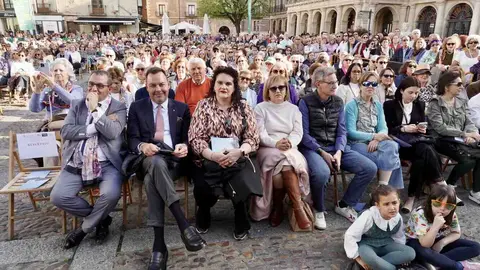 El escenario itinerante del Teatro Real de Madrid, conocido como ‘La Carroza del Teatro Real’, llegó este martes a la Plaza de San Marcelo de León, donde ofreció un recital de piezas populares de ópera y zarzuela con los jóvenes talentos del programa Crescendo. Foto: Campillo