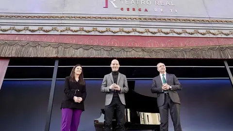 El escenario itinerante del Teatro Real de Madrid, conocido como ‘La Carroza del Teatro Real’, llegó este martes a la Plaza de San Marcelo de León, donde ofreció un recital de piezas populares de ópera y zarzuela con los jóvenes talentos del programa Crescendo. Foto: Campillo