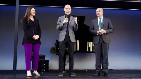 El escenario itinerante del Teatro Real de Madrid, conocido como ‘La Carroza del Teatro Real’, llegó este martes a la Plaza de San Marcelo de León, donde ofreció un recital de piezas populares de ópera y zarzuela con los jóvenes talentos del programa Crescendo. Foto: Campillo