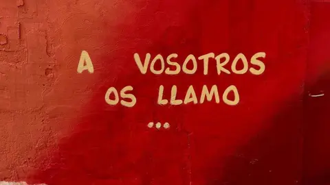 Cofrades, hermanos y devotos se unen en la crítica hacia el mural encargado por la cofradía en el cruce de la cuesta de las Carbajalas con la vieja calle Corta. Imágenes del artista @Dardobola_8, quien en el desarrollo del mural ha seguido el criterio de la cofradía según ha relatado él mismo.