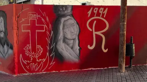Cofrades, hermanos y devotos se unen en la crítica hacia el mural encargado por la cofradía en el cruce de la cuesta de las Carbajalas con la vieja calle Corta. Imágenes del artista @Dardobola_8, quien en el desarrollo del mural ha seguido el criterio de la cofradía según ha relatado él mismo.