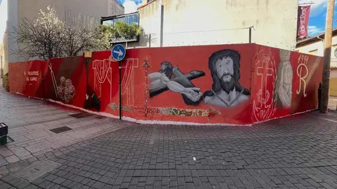 Cofrades, hermanos y devotos se unen en la crítica hacia el mural encargado por la cofradía en el cruce de la cuesta de las Carbajalas con la vieja calle Corta. Imágenes del artista @Dardobola_8, quien en el desarrollo del mural ha seguido el criterio de la cofradía según ha relatado él mismo.