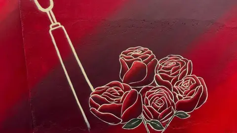Cofrades, hermanos y devotos se unen en la crítica hacia el mural encargado por la cofradía en el cruce de la cuesta de las Carbajalas con la vieja calle Corta. Imágenes del artista @Dardobola_8, quien en el desarrollo del mural ha seguido el criterio de la cofradía según ha relatado él mismo.