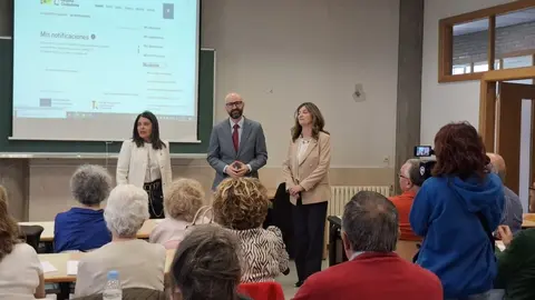 Héctor Alaiz, subdelegado del Gobierno en León, y Nuria González, rectora de la ULE, presentan la llegada del programa 'La Administración cerca de Ti' a la Universidad de León.