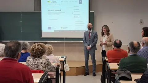 Héctor Alaiz, subdelegado del Gobierno en León, y Nuria González, rectora de la ULE, presentan la llegada del programa 'La Administración cerca de Ti' a la Universidad de León.