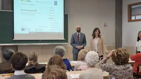 Héctor Alaiz, subdelegado del Gobierno en León, y Nuria González, rectora de la ULE, presentan la llegada del programa 'La Administración cerca de Ti' a la Universidad de León.