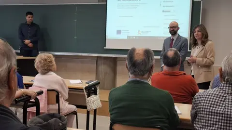 Héctor Alaiz, subdelegado del Gobierno en León, y Nuria González, rectora de la ULE, presentan la llegada del programa 'La Administración cerca de Ti' a la Universidad de León.