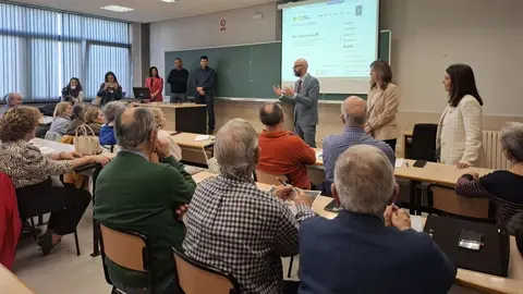 Héctor Alaiz, subdelegado del Gobierno en León, y Nuria González, rectora de la ULE, presentan la llegada del programa 'La Administración cerca de Ti' a la Universidad de León.