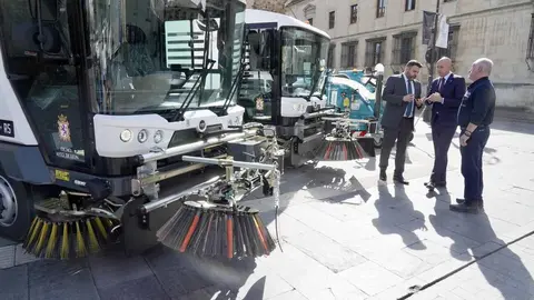 El alcalde de León, José Antonio Diez, y el concejal de Limpieza, Jon Fernández, presentan nuevos medios del servicio de limpieza. Foto: Campillo