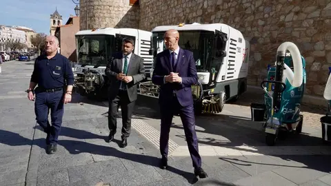 El alcalde de León, José Antonio Diez, y el concejal de Limpieza, Jon Fernández, presentan nuevos medios del servicio de limpieza. Foto: Campillo