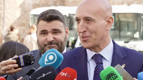 El alcalde de León, José Antonio Diez, y el concejal de Limpieza, Jon Fernández, presentan nuevos medios del servicio de limpieza. Foto: Campillo