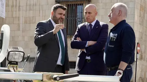 El alcalde de León, José Antonio Diez, y el concejal de Limpieza, Jon Fernández, presentan nuevos medios del servicio de limpieza. Foto: Campillo