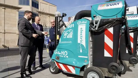 El alcalde de León, José Antonio Diez, y el concejal de Limpieza, Jon Fernández, presentan nuevos medios del servicio de limpieza. Foto: Campillo