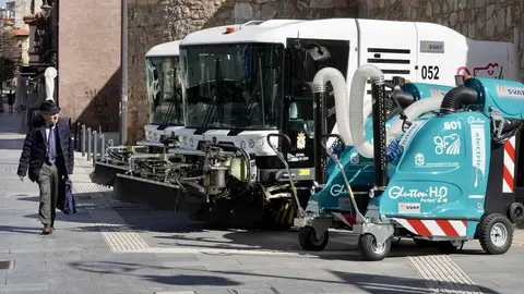 El alcalde de León, José Antonio Diez, y el concejal de Limpieza, Jon Fernández, presentan nuevos medios del servicio de limpieza. Foto: Campillo