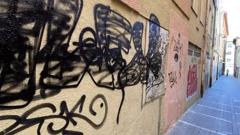 Casco histórico de León lleno de grafitis.