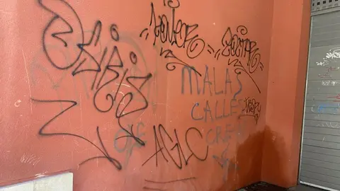 Casco histórico de León lleno de grafitis y suciedad.