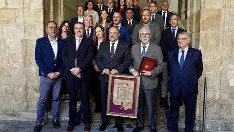 El escritor Luis Mateo Díez recibe la Medalla de Oro de la Provincia de León. Foto: Campillo.
