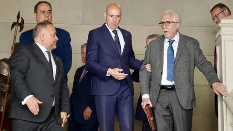 El escritor Luis Mateo Díez recibe la Medalla de Oro de la Provincia de León. Foto: Campillo.