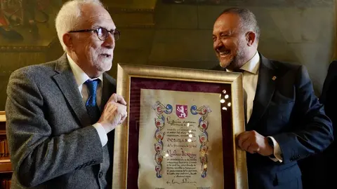 El escritor Luis Mateo Díez recibe la Medalla de Oro de la Provincia de León. Foto: Campillo.
