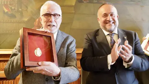 El escritor Luis Mateo Díez recibe la Medalla de Oro de la Provincia de León. Foto: Campillo.
