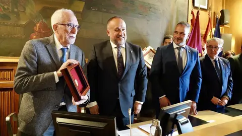El escritor Luis Mateo Díez recibe la Medalla de Oro de la Provincia de León. Foto: Campillo.