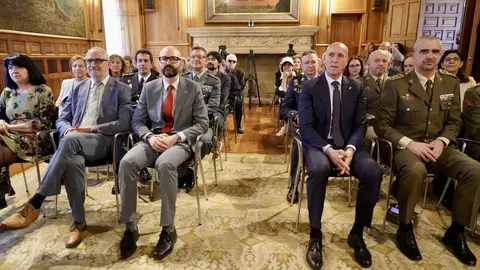 El escritor Luis Mateo Díez recibe la Medalla de Oro de la Provincia de León. Foto: Campillo.