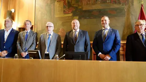 El escritor Luis Mateo Díez recibe la Medalla de Oro de la Provincia de León. Foto: Campillo.