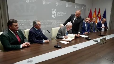 El escritor Luis Mateo Díez recibe la Medalla de Oro de la Provincia de León. Foto: Campillo.