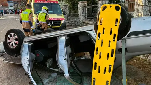 Un varón fue trasladado a última hora de esta tarde al Complejo Asistencial de León tras resultar herido en la colisión de dos turismos en la calle Cerrada de la localidad leonesa de Navatejera. Fotos: Bomberos de León