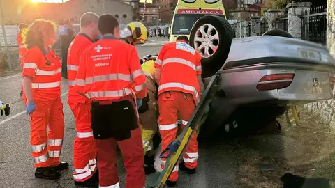 Un varón fue trasladado a última hora de esta tarde al Complejo Asistencial de León tras resultar herido en la colisión de dos turismos en la calle Cerrada de la localidad leonesa de Navatejera. Fotos: Bomberos de León