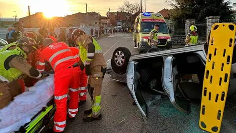Un varón fue trasladado a última hora de esta tarde al Complejo Asistencial de León tras resultar herido en la colisión de dos turismos en la calle Cerrada de la localidad leonesa de Navatejera. Fotos: Bomberos de León