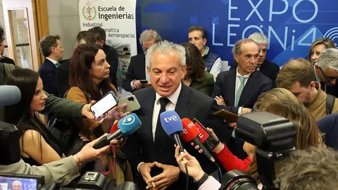 Celebración de Expo Leóni4 II Digital & Tech Forum en la Universidad de León, al que asisten el delegado del Gobierno, Nicanor Sen, la rectora, Nuria González, y el presidente de Fele, Juan María Vallejo. Foto: Peio García.