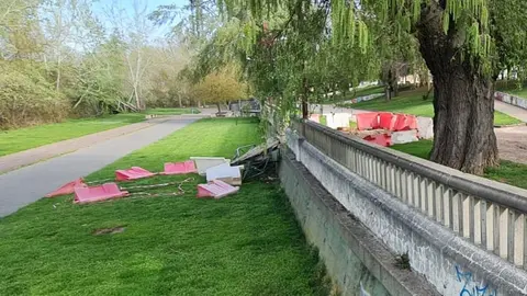 La caída de un árbol aplasta uno de los miradores en el paseo del río Bernesga en León capital.