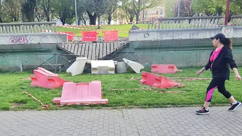 La caída de un árbol aplasta uno de los miradores en el paseo del río Bernesga en León capital.