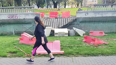 La caída de un árbol aplasta uno de los miradores en el paseo del río Bernesga en León capital.