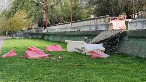 La caída de un árbol aplasta uno de los miradores en el paseo del río Bernesga en León capital.