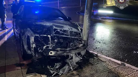 Los ocupantes de un vehículo han logrado salvar sus vidas de forma milagrosa tras estrellarse y arder su coche en León capital. Fotos de la Policía Local de León.