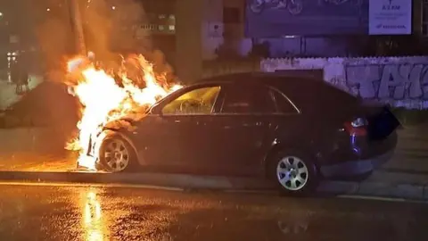 Los ocupantes de un vehículo han logrado salvar sus vidas de forma milagrosa tras estrellarse y arder su coche en León capital. Fotos de la Policía Local de León.