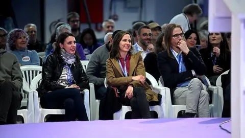 Pablo Fernández junto a Irene Montero (I) e Ione Bellarra (C) en la Asamblea Estatal de Podemos.
