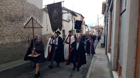 Desfile del Rito de Tinieblas desde el Museo de los Pueblos Leoneses hasta la Iglesia de Santa María. Fotos: Ayuntamiento de Mansilla de las Mulas.