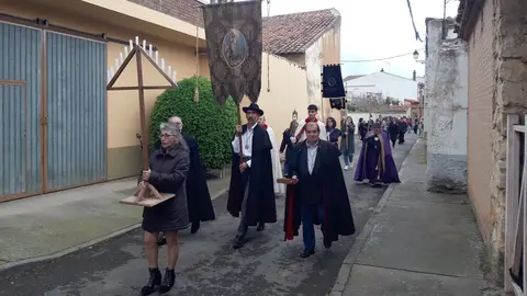 Desfile del Rito de Tinieblas desde el Museo de los Pueblos Leoneses hasta la Iglesia de Santa María. Fotos: Ayuntamiento de Mansilla de las Mulas.