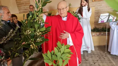 Es el otro Domingo de Ramos, alejado de las grandes congregaciones, humilde, con pocos fieles pero devotos, ramas de laurel y su propia 'catedral', en esta ocasión en la pedanía de Oteruelo.