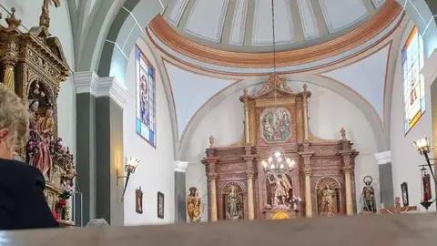 Es el otro Domingo de Ramos, alejado de las grandes congregaciones, humilde, con pocos fieles pero devotos, ramas de laurel y su propia 'catedral', en esta ocasión en la pedanía de Oteruelo.