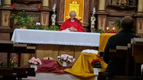 Es el otro Domingo de Ramos, alejado de las grandes congregaciones, humilde, con pocos fieles pero devotos, ramas de laurel y su propia 'catedral', en esta ocasión en la pedanía de Oteruelo.