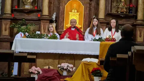 Es el otro Domingo de Ramos, alejado de las grandes congregaciones, humilde, con pocos fieles pero devotos, ramas de laurel y su propia 'catedral', en esta ocasión en la pedanía de Oteruelo.