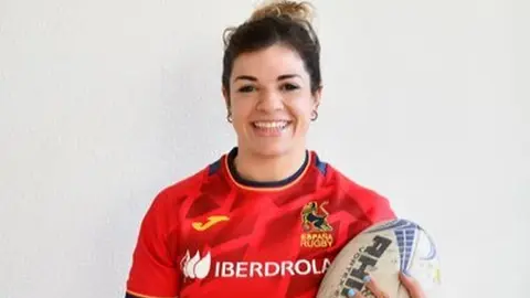 La leonesa Sidorella Bracic entre jugadoras que formaban el equipo de la Selección Española de Rugby que ha obtenido el título de Campeón de Europa. Fotos: Federación Española de Rugby.