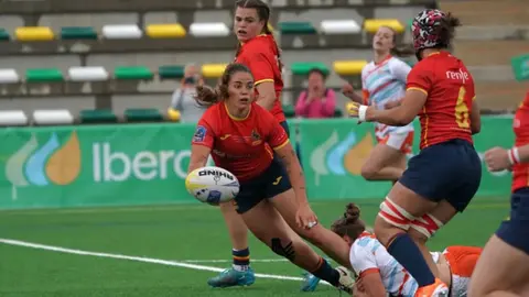 Las Leonas durante su encuentro contra Países Bajos en el que consiguieron el liderato europeo. Fotos: Federación Española de Rugby.