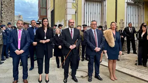 Militares de la USAC ‘Santocildes’ de Astorga portaron la imagen desde el Casco Antiguo hasta la fortaleza templaria en un emotivo acto de la Semana Santa berciana.